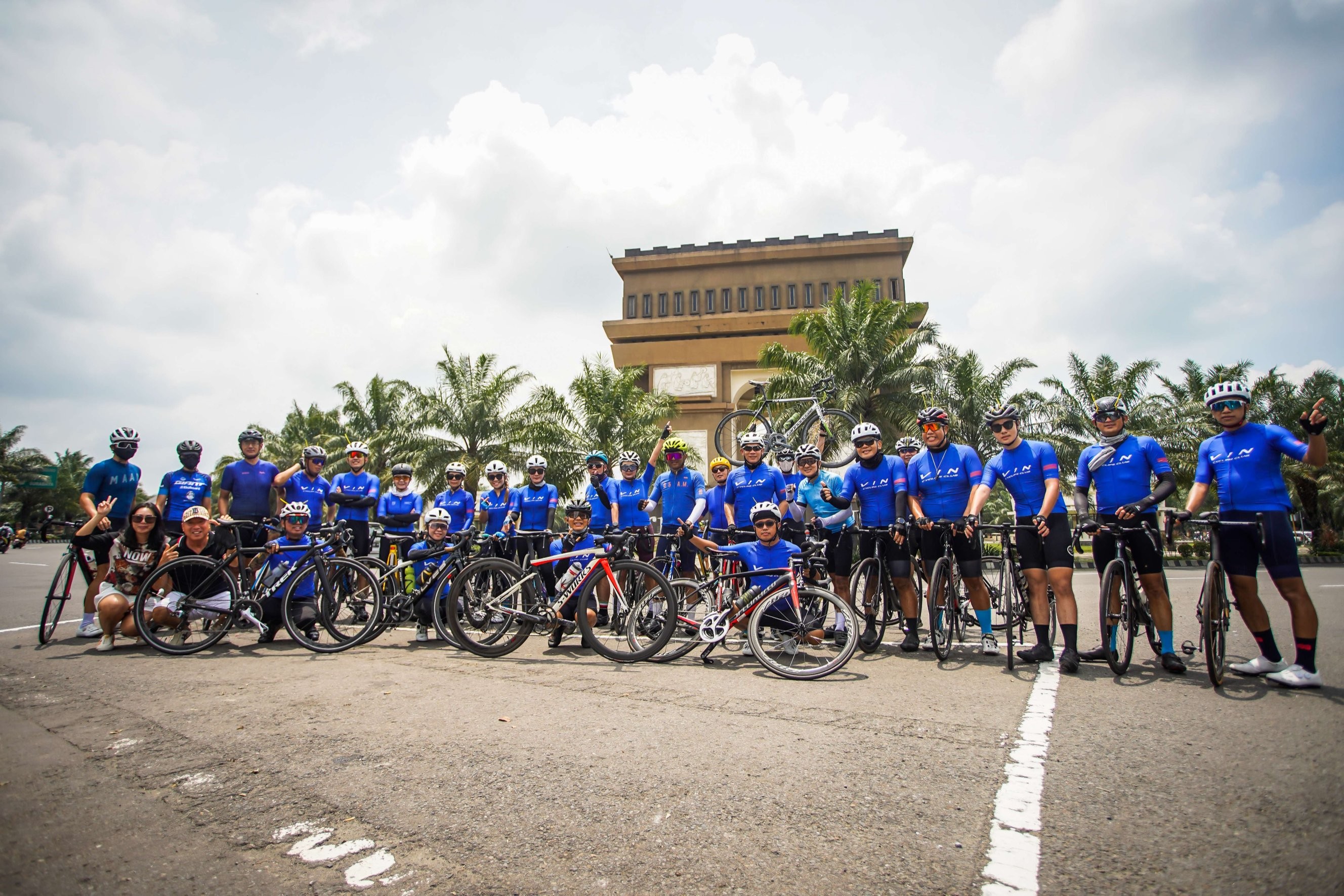Meskipun sepanjang perjalanan banyak jalanan yang berlubang, tetapi 46 cyclist anggota vin.cyclingclub tiba di Kediri dengan sukses dan selamat serta bahagia. (Foto: ist)