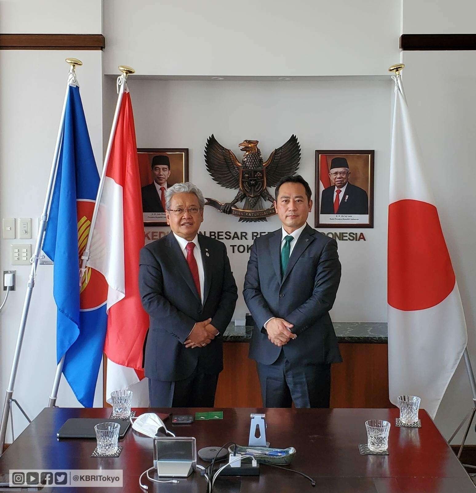 Dubes RI untuk Jepang Heri Akhmadi menerima kunjungan CEO Tokyo Verdy Takaaki Nakamura di KBRI Tokyo. (Foto: Dok KBRI Tokyo)