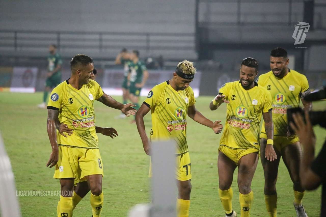 Pemain Barito Putera melakukan selebrasi menyambut gol yang dicetak Bruno Matos (tengah) ke gawang Persebaya di Stadion Kapten I Wayan Dipta, Bali, Senin 14 Maret 2022. (Foto: LIB)