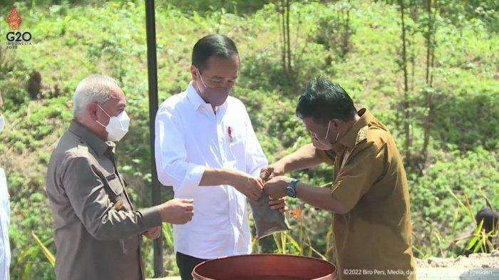 Gubernur Sulawesi Tengah Rusdy Mastura saat melakukan ritual penyatuan tanah dan air dengan Presiden Jokowi, Senin 14 Maret 2022. (Foto: YouTube Setpres)