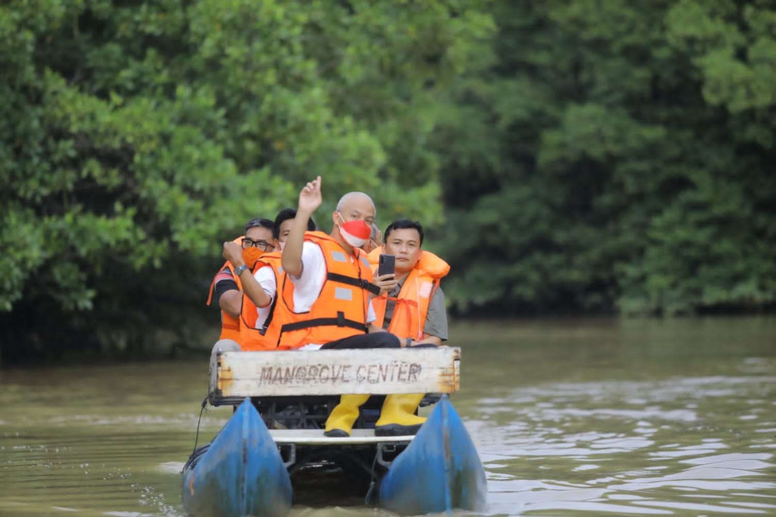 Gubernur Jawa Tengah Ganjar Pranowo sangat terkesan dengan kawasan wisata dan mangrove center Graha Indah yang berada di Kecamatan Balikpapan Utara. (Foto: ist)