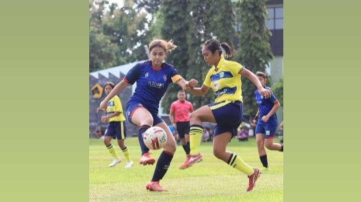 Skuad Arema FC Women saat menjalani laga semifinal Piala Pertiwi melawan Gresik United Women di Lapangan Yon Zipur, Kepanjen, Kabupaten Malang (Instagram:@aremafcofficial)