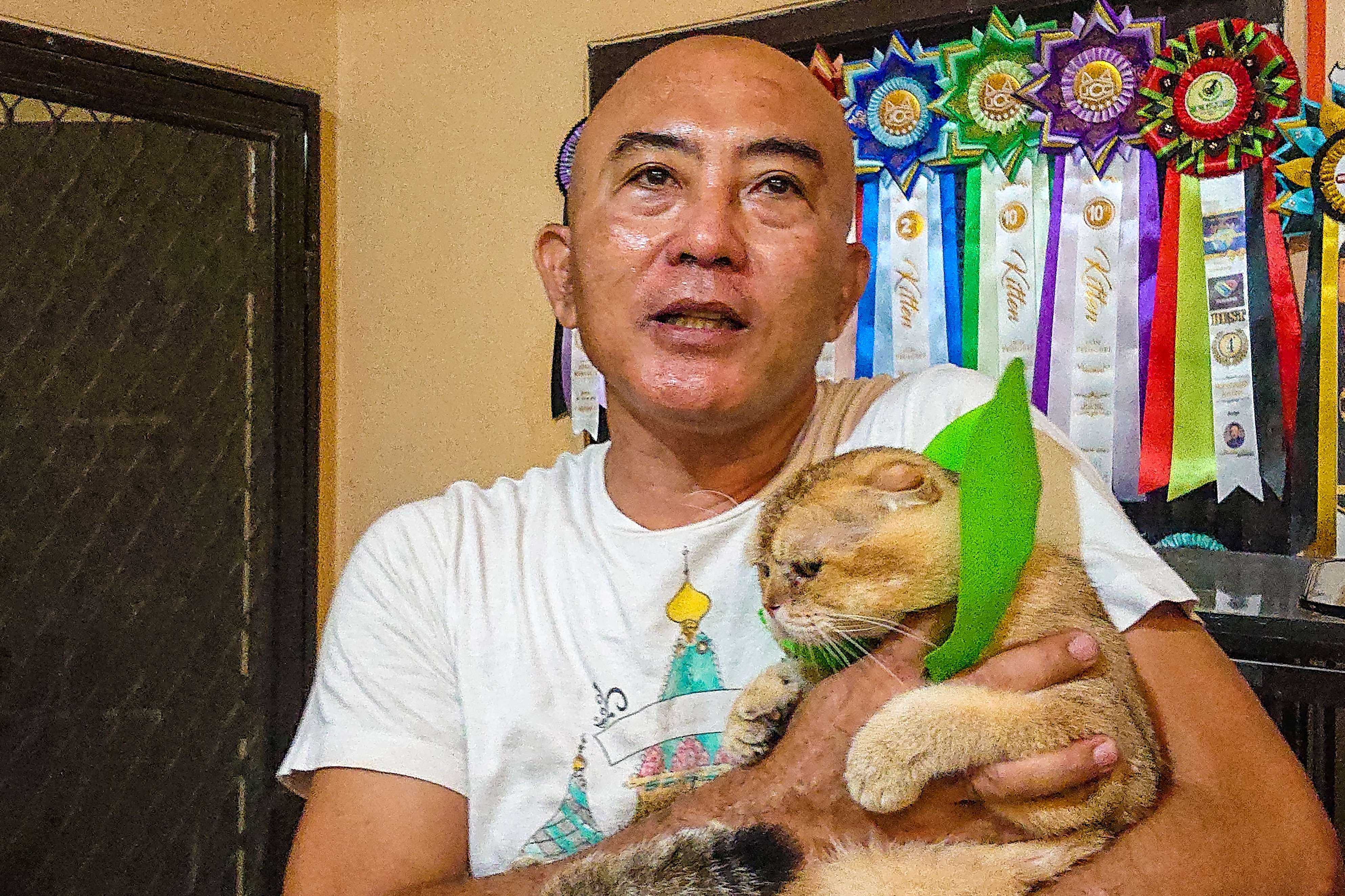 Anto bersama salah satu kucing kesayanganya (foto:Aini /Ngopibareng.id)