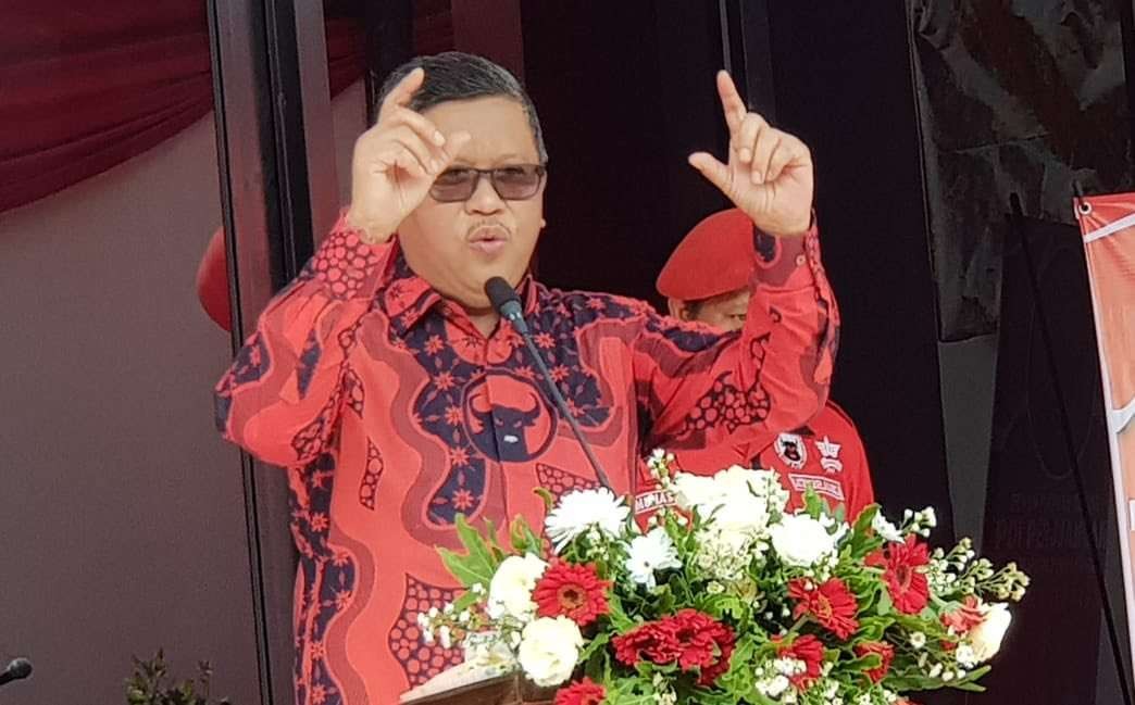 Sekjen PDIP Hasto Kristiyanto meminta Luhut tidak memiliki pendapat berbeda dengan Presiden Jokowi soal Pemilu 2024. (Foto: Twitter)