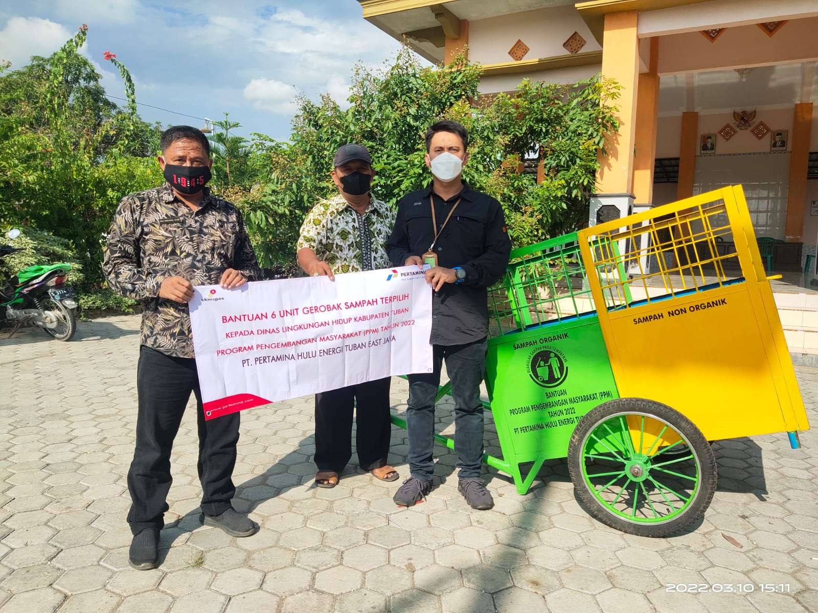 Manager TEJR Field, Cahyo Tri Mulyanto menyerahkan bantuan gerobak sampah kepada Kabid Tata Lingkungan Pengendalian Pencemaran dan Kerusakan Lingkungan Dinas Lingkungan Hidup dan Perhubungan Kabupaten Tuban (dok. Istimewa)