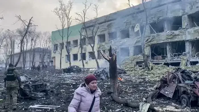 Foto ini diambil dari video yang disediakan oleh Dewan Kota Mariupol, yang menunjukkan Rumah Sakit Mariupol setelah serangan, di Mariupol, Ukraina, Rabu 9 Maret 2022. (Foto: dw.com)