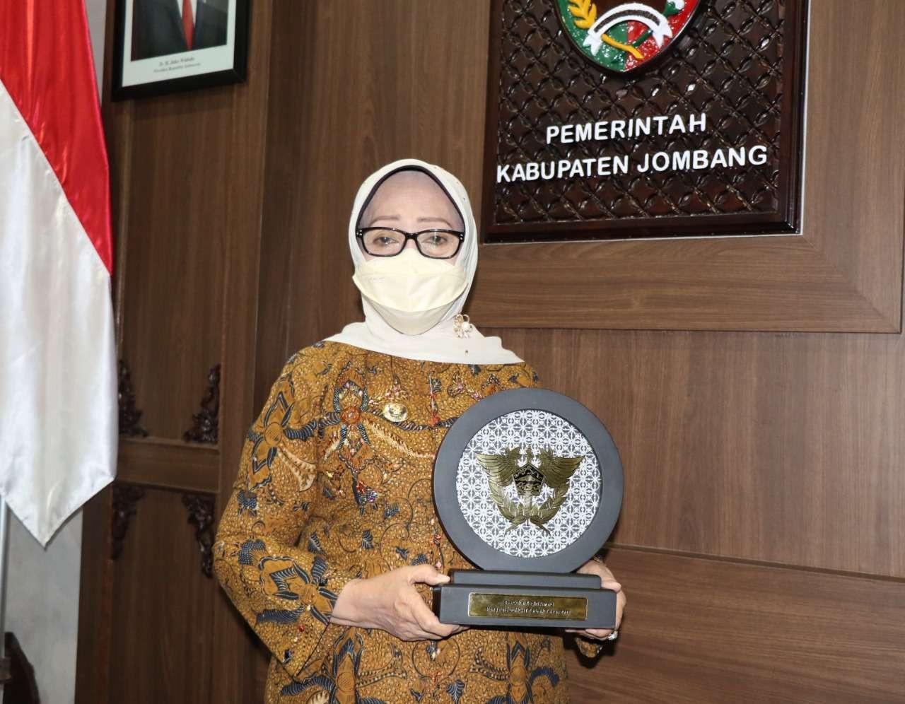 Bupati Jombang Hj Mundjidah Wahab menerima penghargaan Bea Cukai Kediri Award 2022. (Foto: Istimewa)
