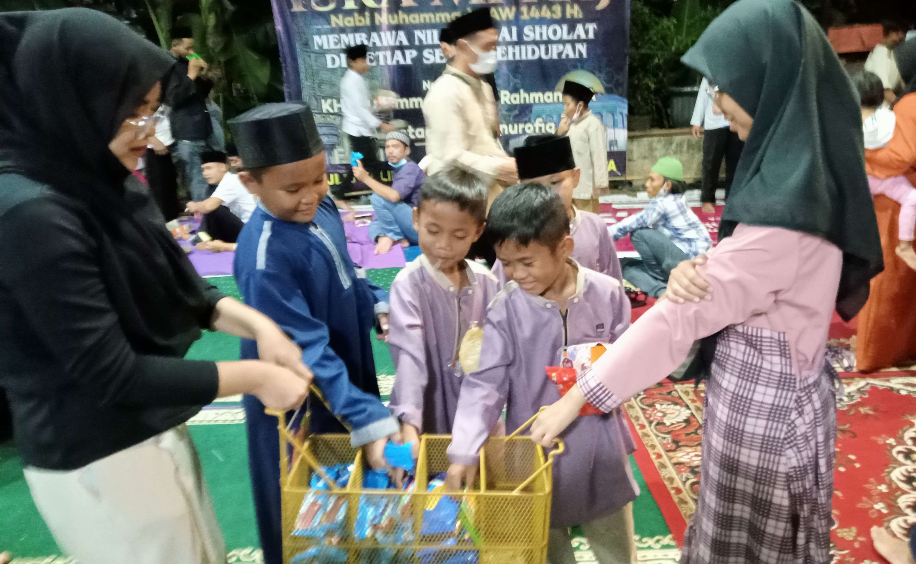 Yayasan Assyifa bagikan Ice Cream pada anak sebagai kompensasi tidak bermain Hp ( foto: Asmanu Sudarso/ngopibareng.id)