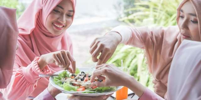 Makan bersama tetap sesuai dan memperhatikan adab dalam ajaran Islam. (Ilustrasi)