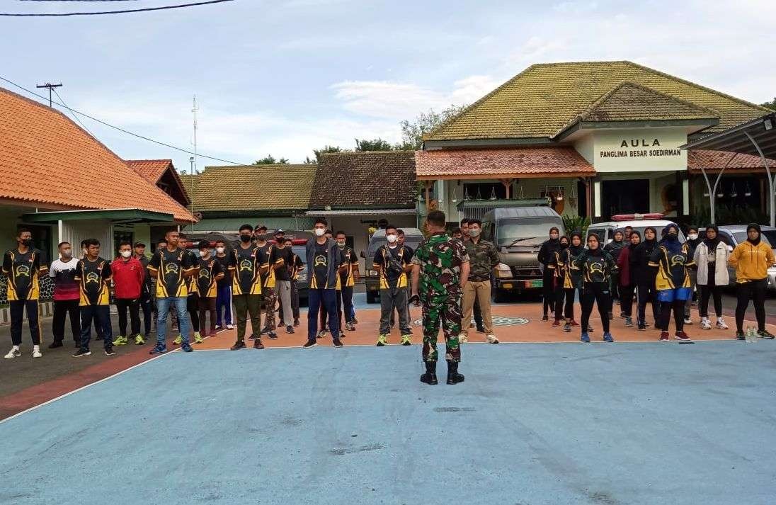 Para calon pendaftar TNI yang mengikuti camping mendapatkan pengarahan dari Dandim 0825 Banyuwangi Letkol Kav Eko Julianto Ramadan (foto: istimewa)