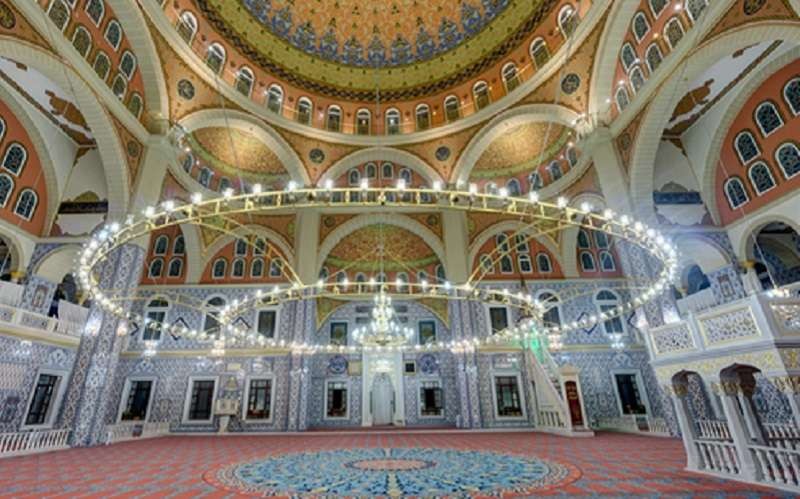 Panorama ruang dalam di sebuah masjid di London Inggris. (Foto: Travellers)