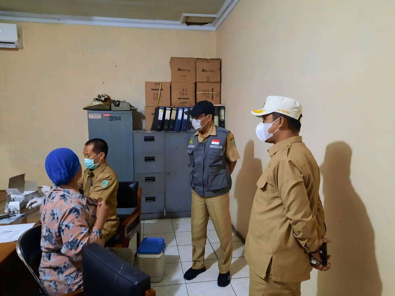 Wakil Walikota Pasuruan Adi Wibowo meninjau vaksin booster di Pasar Kebonagung Kota Pasuruan. (Foto: Istimewa)