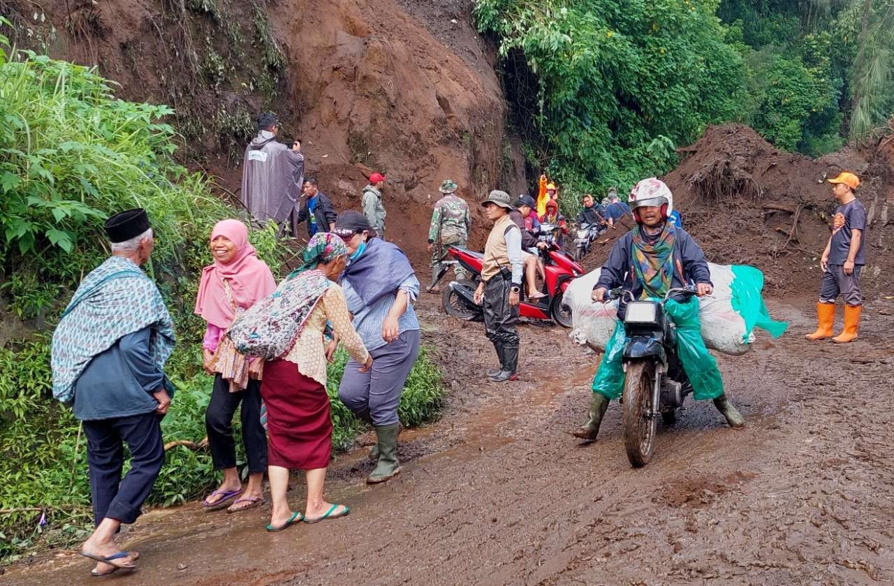 Tebing di jalur wisata Gunung Bromo, Desa Wonokerto, Kecamatan Sukapura, Kabupaten Probolinggo kembali longsor. (Foto: Ikhsan Mahmudi/Ngopibareng.id)