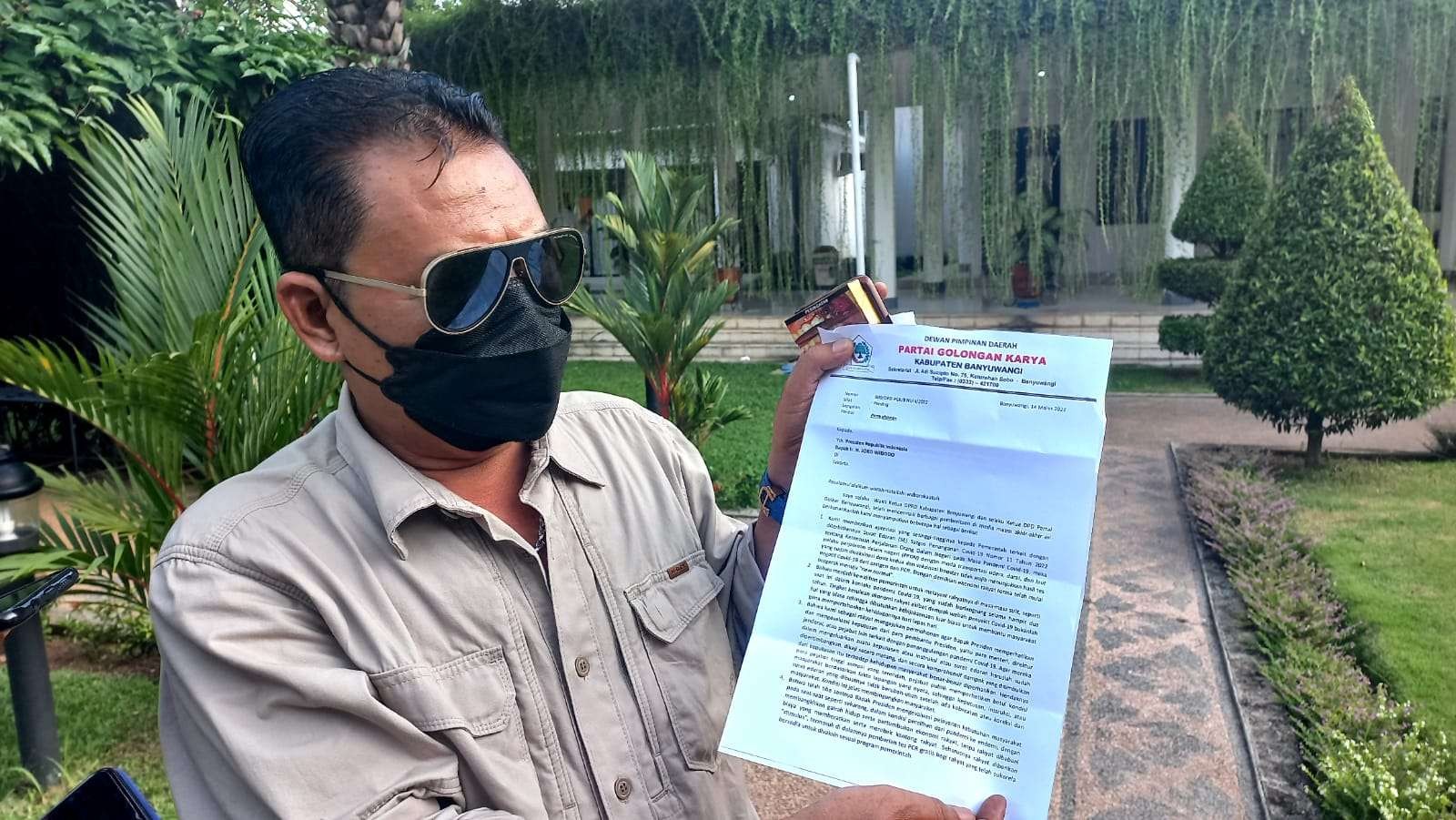 Wakil Ketua DPRD Banyuwangi yang juga Ketua DPD Partai Golkar Banyuwangi, Ruliyono menunjukkan surat permohonan pencabutan PPKM yang akan dikirimkan ke Presiden Jokowi (foto: istimewa)