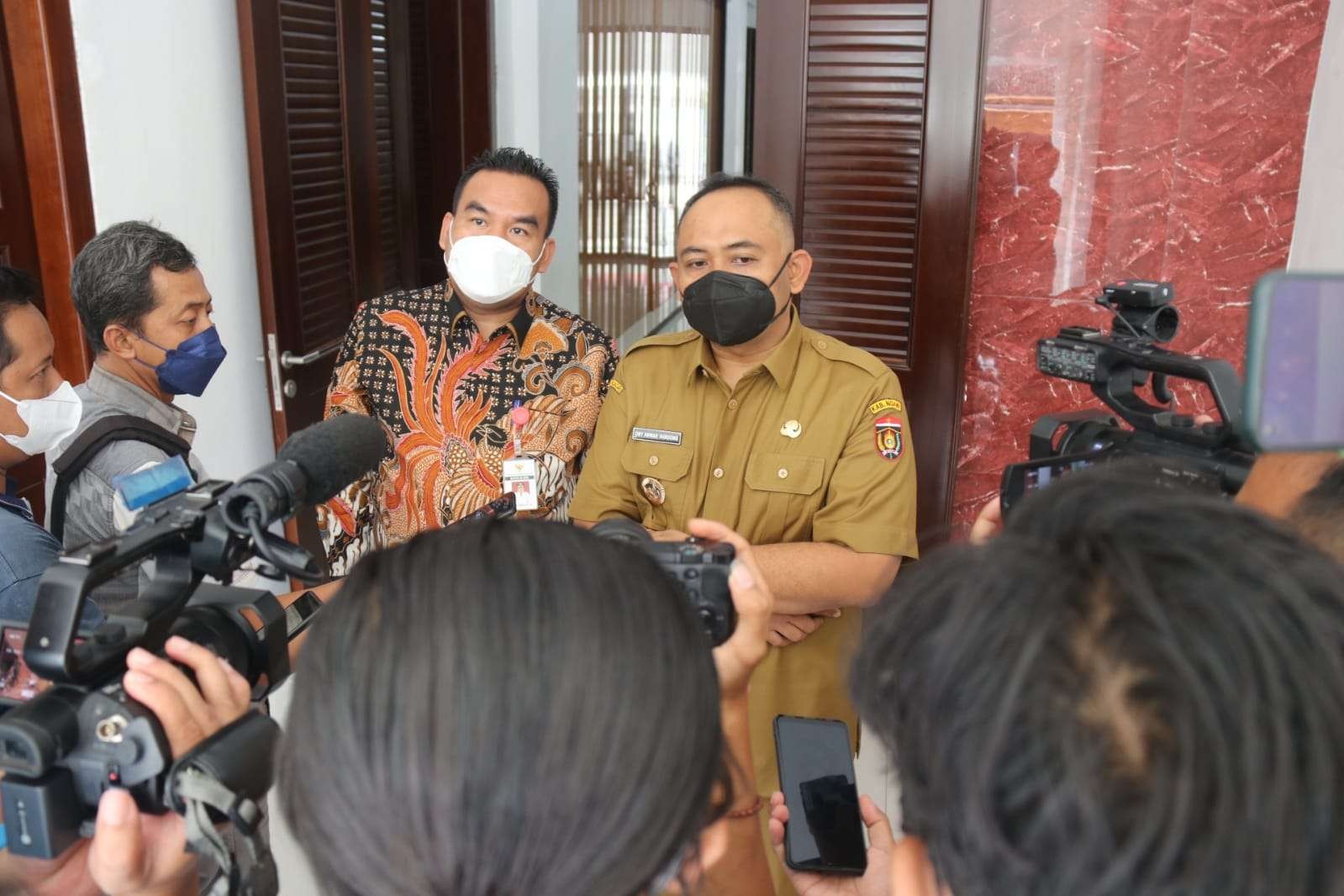 Bupati Ngawi Ony Anwar Harsono bersama Bupati Blora Arief Rohman saat diwawancarai wartawan. (Foto: Ahmad Sampurno / Ngopibareng.id)