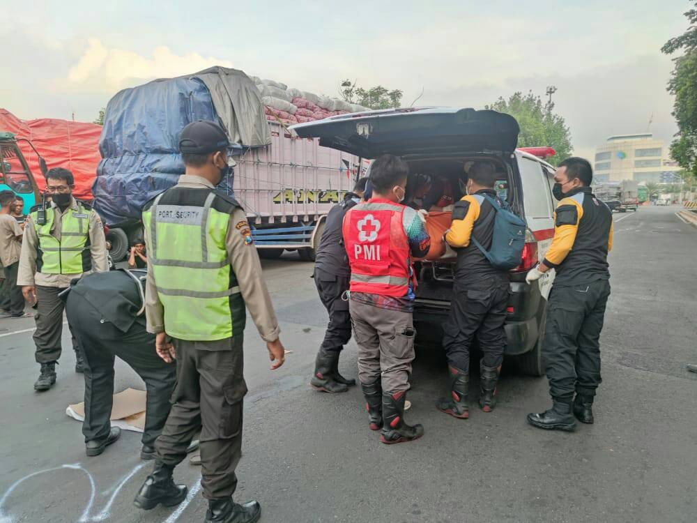 Proses evakuasi jenazah yang sengaja menabrakkan diri ke sebuah truk di sekitar Pelabuhan Tanjung Perak, Surabaya, Selasa, 15 Maret 2022. (Foto: Dokumentasi Polres Pelabuhan Tanjung Perak)