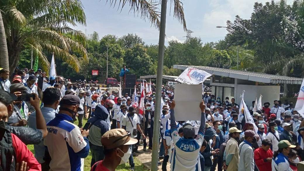 Ratusan buruh demo di depan kantor PT. Semen Indonesia pabrik Tuban. (Foto: Khoirul Huda/Ngopibareng.id)
