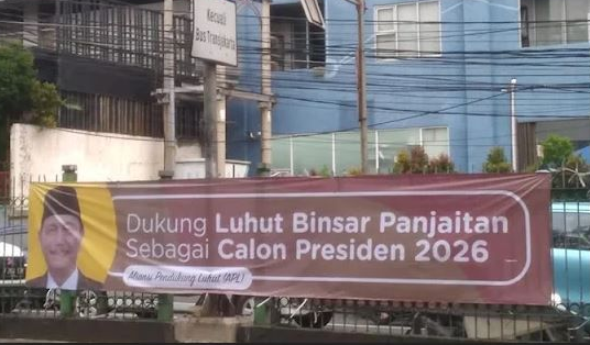 Spanduk dukungan Capres 2026 bergambar Luhut Binsan Pandjaitan. Foto Istimewa