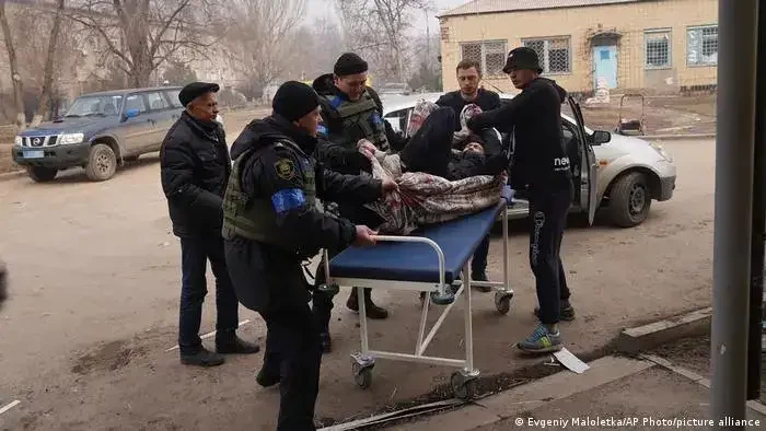Warga sipil dari kota pesisir tenggara Mariupol yang terkepung berhasil melarikan diri melalui koridor kemanusiaan pada Selasa 15 Maret 2022. (Foto: reuters)