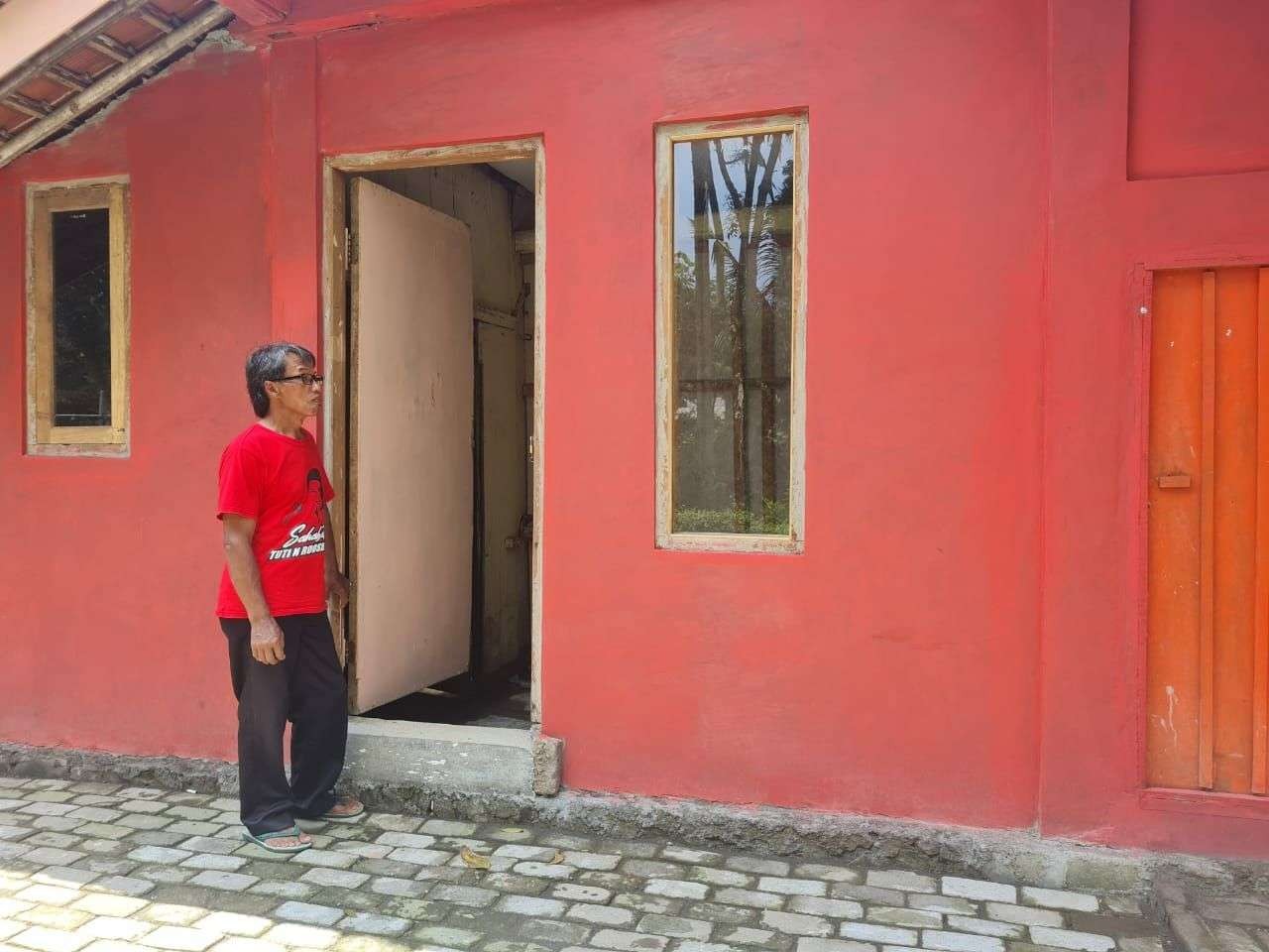 Suryono, seorang kader PDIP Kecamatan Banyubiru, Kabupaten Semarang, Jawa Tengah, sangat bersyukur dengan kondisi rumahnya saat ini. (Foto: ist)