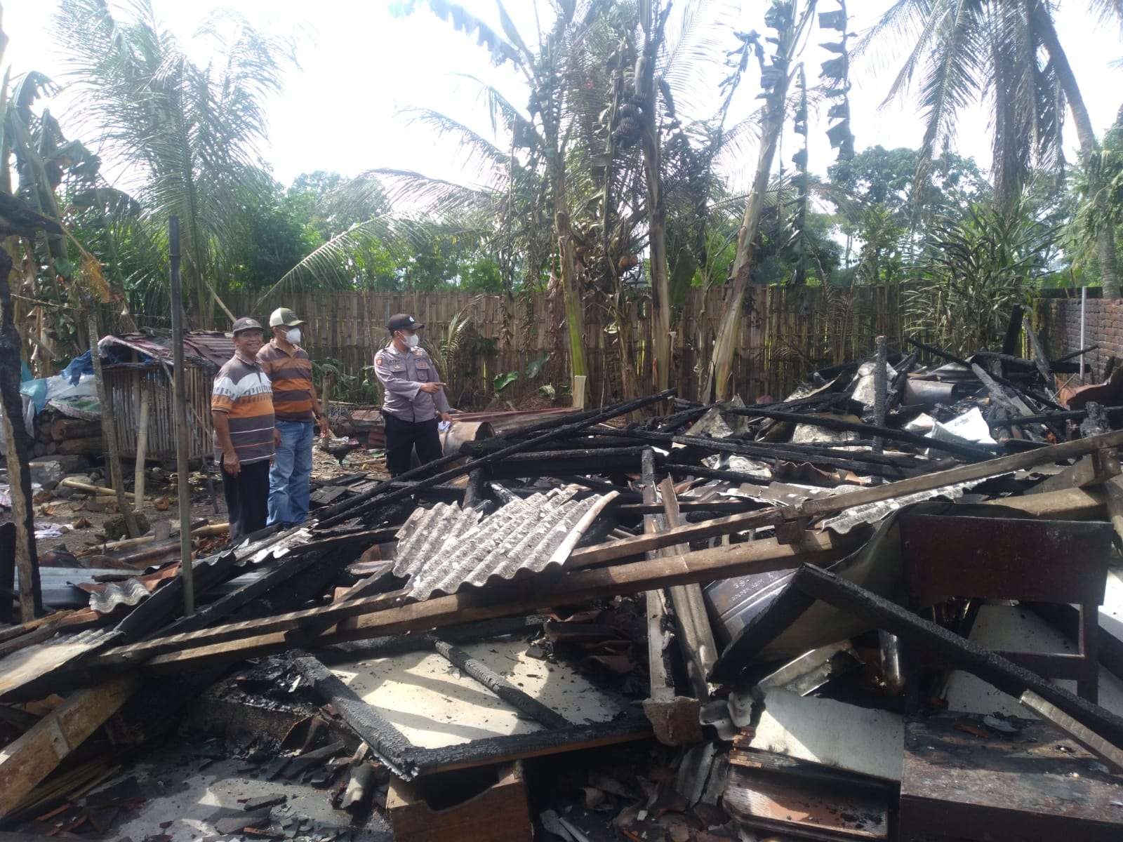 Dapur rumah yang terbakar menyisakan puing-puing setelah terbakar. (Foto: Istimewa)