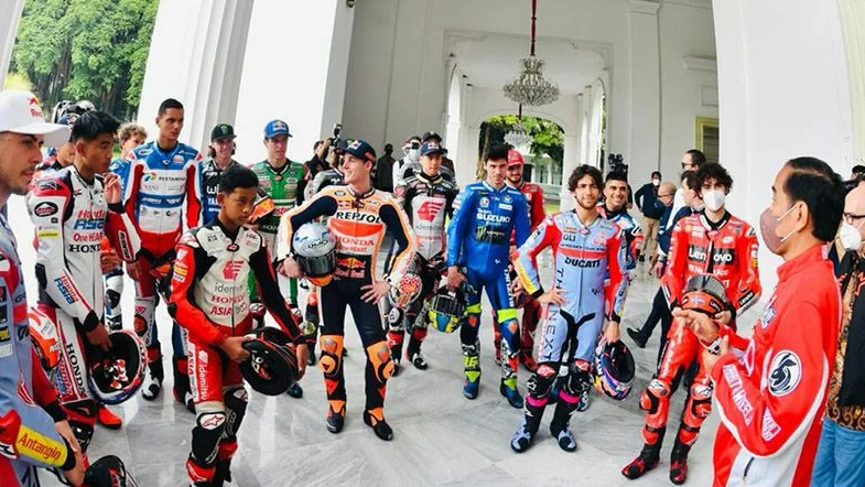 Presiden Joko Widodo menerima kunjungan sejumlah pembalap MotoGP di Istana Merdeka, Jakarta, pada Rabu (16/3/2022). (Foto: Biro Pers Setpres/Laily Rachev)