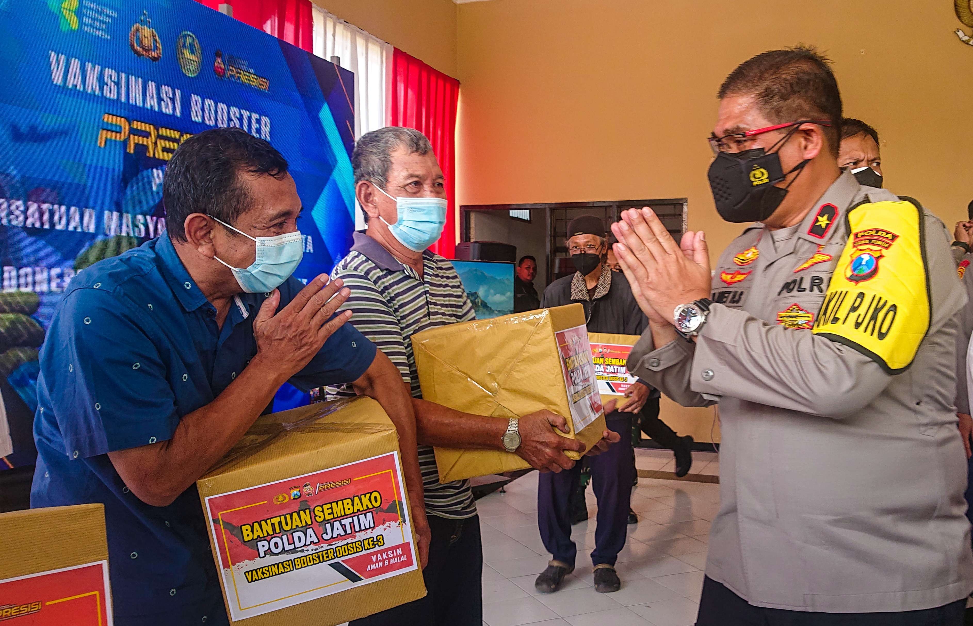 Wakapolda Jatim bagikan sembako untuk peserta vaksin (Foto: Aini Arifin/Ngopibareng.id)