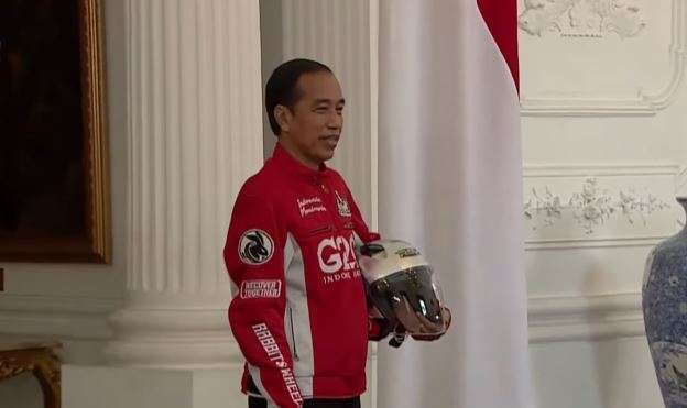 Penampilan Presiden Jokowi saat menjamu 20 pembalap kelas dunia MotoGP, Moto2, Moto3, dan Asian Talent Cup, Rabu 16 Maret 2022. (Foto: YouTube Setpres)