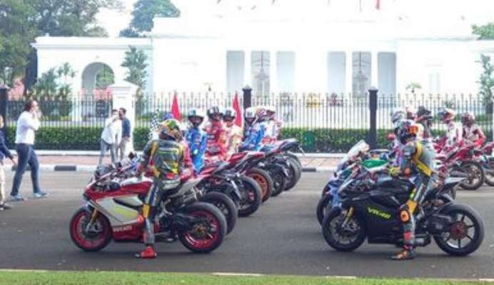 Pembalap MotoGP bersiap berparade di depan Istana Merdeka untuk diberangkatkan Presiden Jokowi. (Foto: Istimewa)