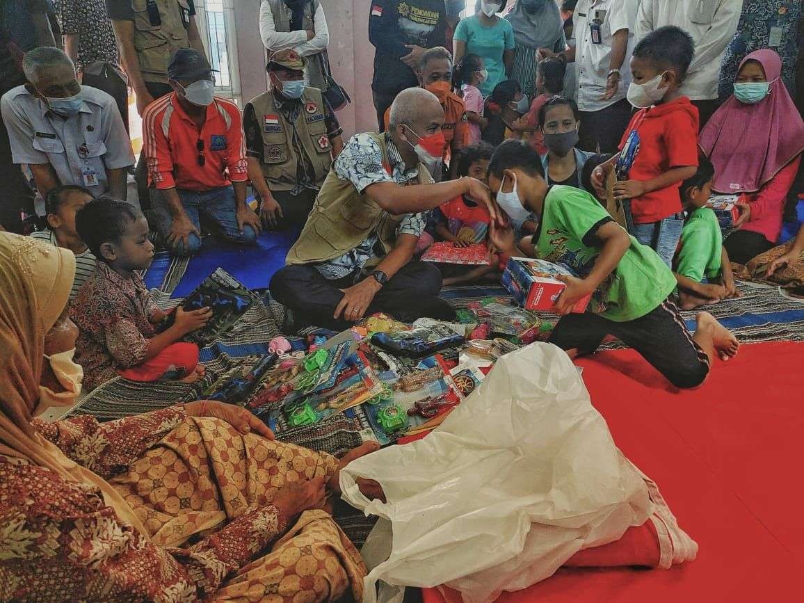 Gubernur Jawa Tengah Ganjar Pranowo saat bertemu pengungsi. (Foto: ist)