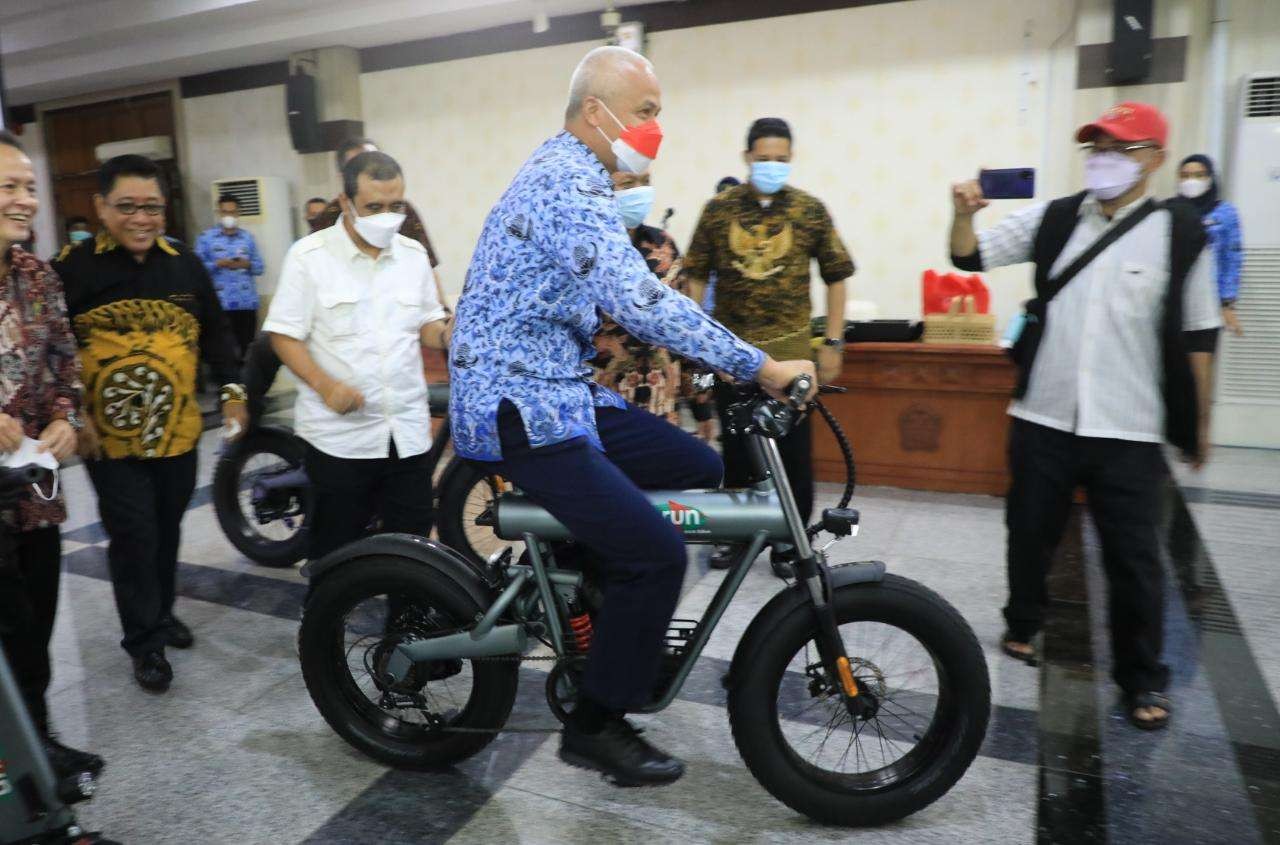 Gubernur Jawa Tengah Ganjar Pranowo saat menjajal sepeda listrik buatan Agung Nugraha. (Foto: Istimewa)