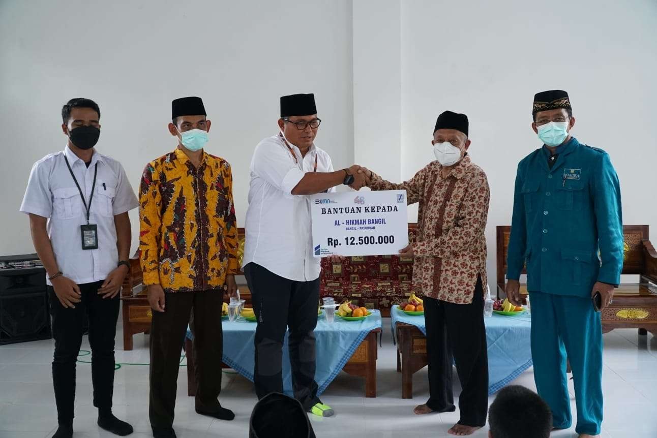 Direktur Operasional PT Sier, Didik Prasetiyono (tengah) saat memberi bantuan kepada Pengasuh Yayasan Al Hikmah, Bangil. (Foto: Istimewa)