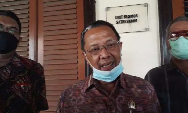 Ketua DPRD Bondowoso Ahmad Dhafir saat mengadu di Polres Bondowoso.(Foto: Guido Saphan/Ngopibareng.id)