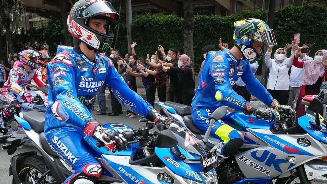 Joan Mir dan Alex RIns pembalap Suzuki Ecstar menggunakan motor Suzuki GSX-SF250 saat parade di Jakarta, Rabu 16 Maret. (Foto: ist)