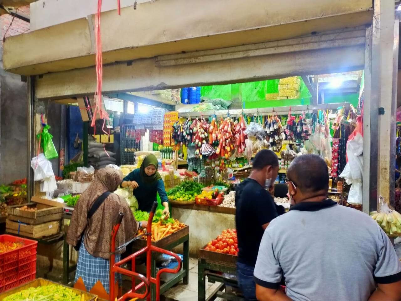 Keberadaan minyak goreng di swalayan dan pasar tradisional di Lamongan mulai langka (Foto: Imron Rosidi/Ngopibareng.id)