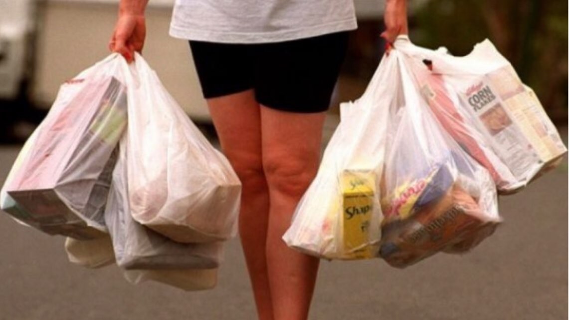 Ilustrasi pembelian menggunakan kantong plastik. (Foto: Istimewa)