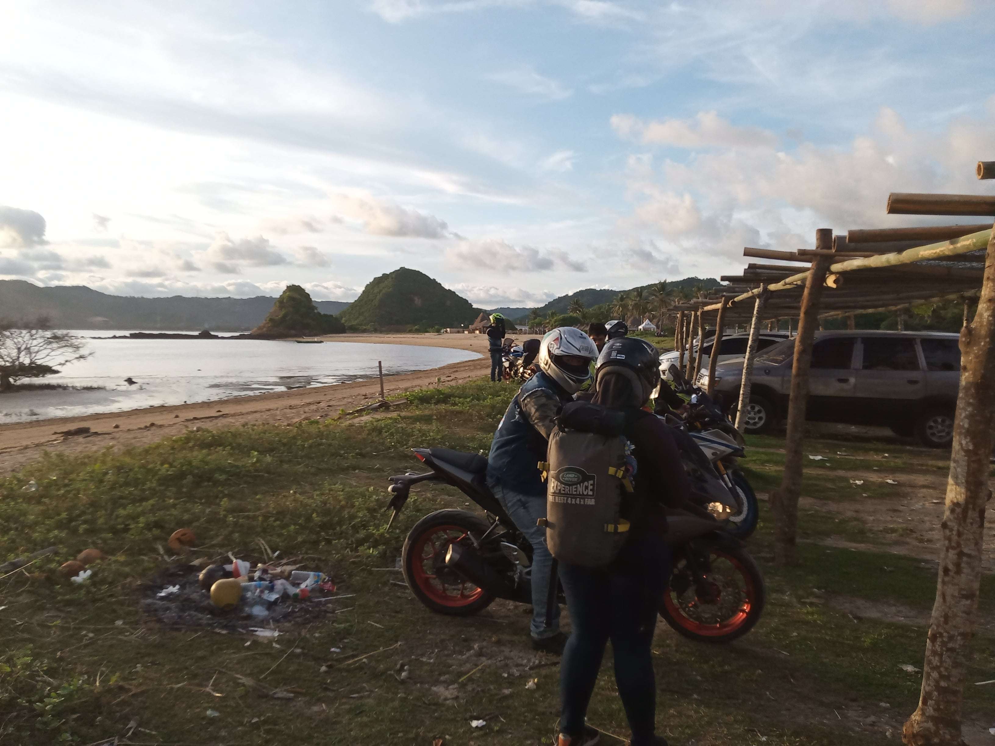 Rombongan touring dari Solo, Jawa Tengah saat menginjakkan kaki di Pantai Seger, Lombok Tengah, Nusa Tenggara Barat (Foto: Lalu Theo/ngopibareng.id)