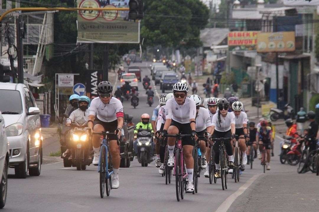 Sekitar 70 cyclist gowes bersama dalam rangka launching jersey MCI
