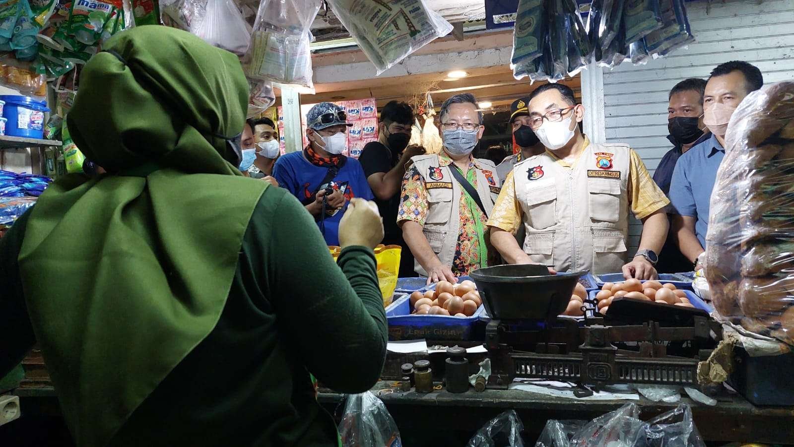 Satgas Pangan Polda Jatim saat meninjau harga dan stok minyak goreng di Pasar Wonokromo, Surabaya, Jumat 18 Maret 2022. (Foto: Fariz Yarbo/Ngopibareng.id)