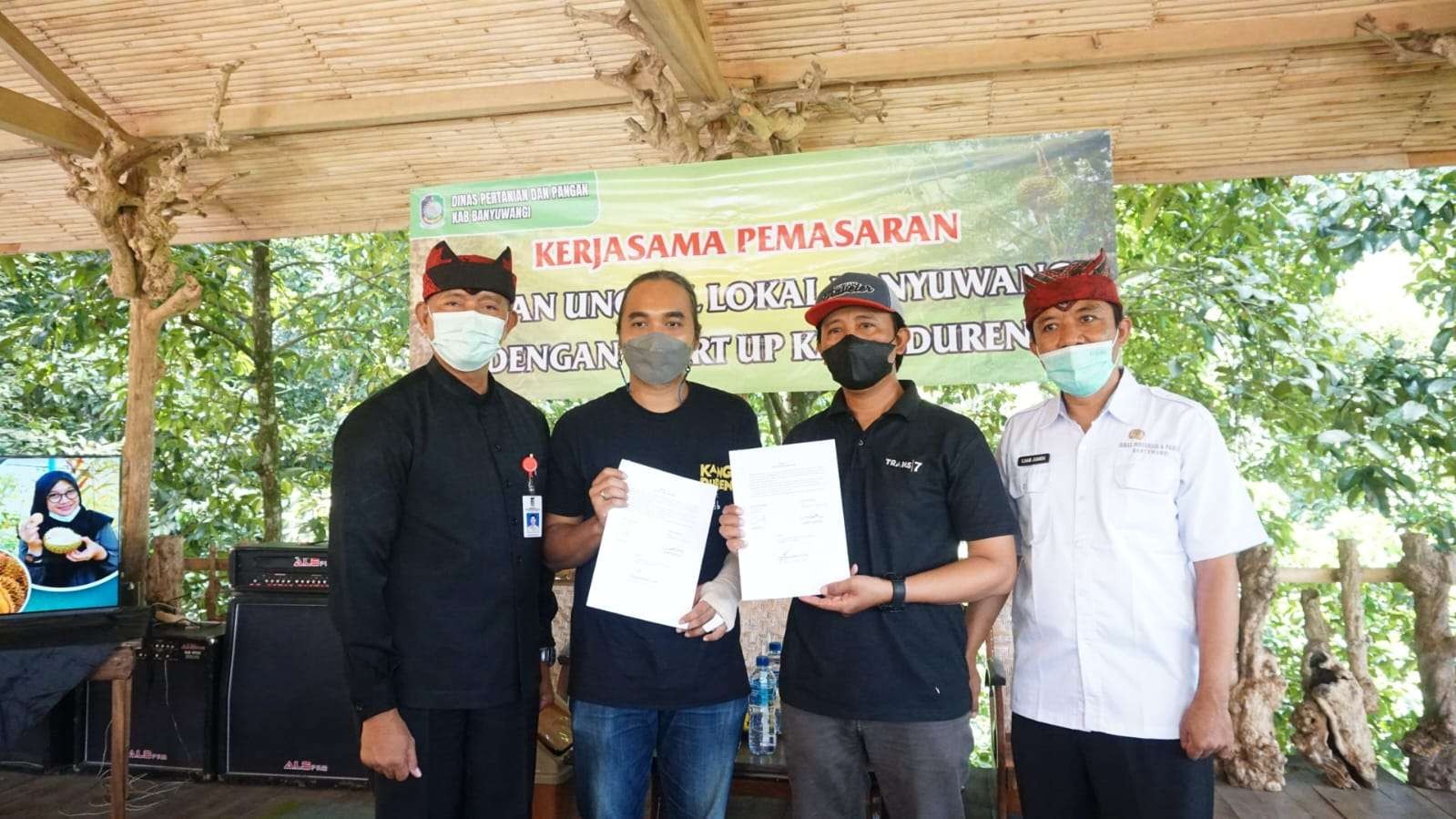 Dinas Pertanian dan Pangan Banyuwangi bersama petani durian melakukan kerja sama dengan start up Kang Duren (Foto: Istimewa)