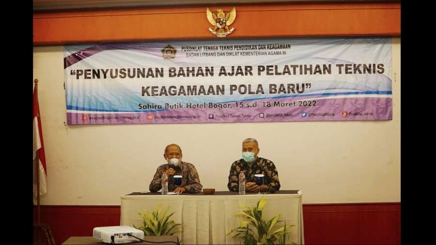 Kapusdiklat Teknis Pendidikan dan Keagamaan Kemenag Imam Safe'i (sebelah kiri) menyampaikan sambutan, di Bogor, Kamis 17 Maret 2022.