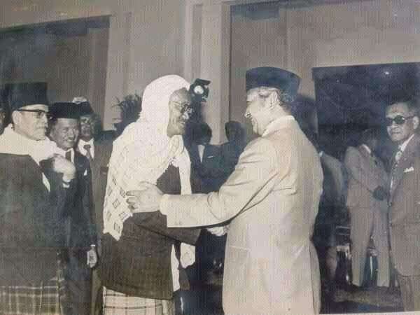 Kiai Asad Syamsul Arifin dan Pak Harto disaksikan Buya Hamka dalam perhelatan acara MUI, 1975. (Foto: Istimewa)