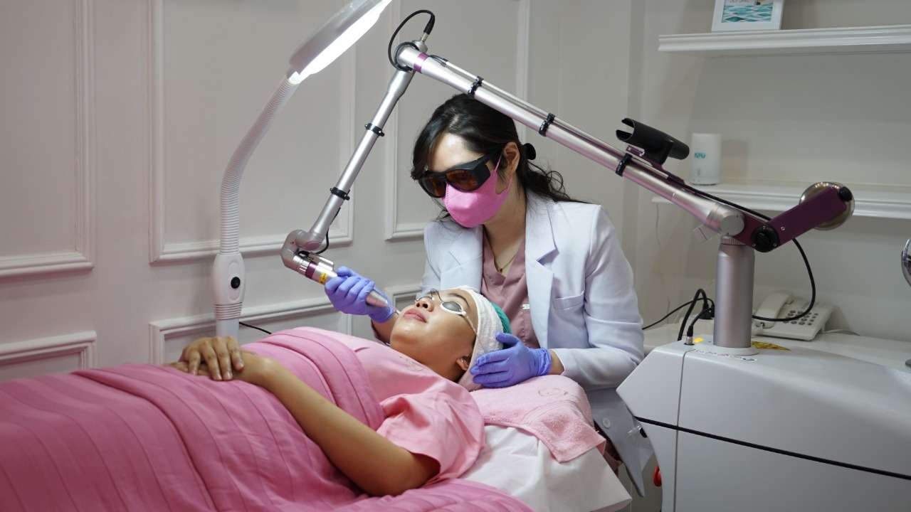 Perawatan kulit wajah dengan teknologi laser yang banyak diminati perempuan di Surabaya. (Foto: Istimewa)