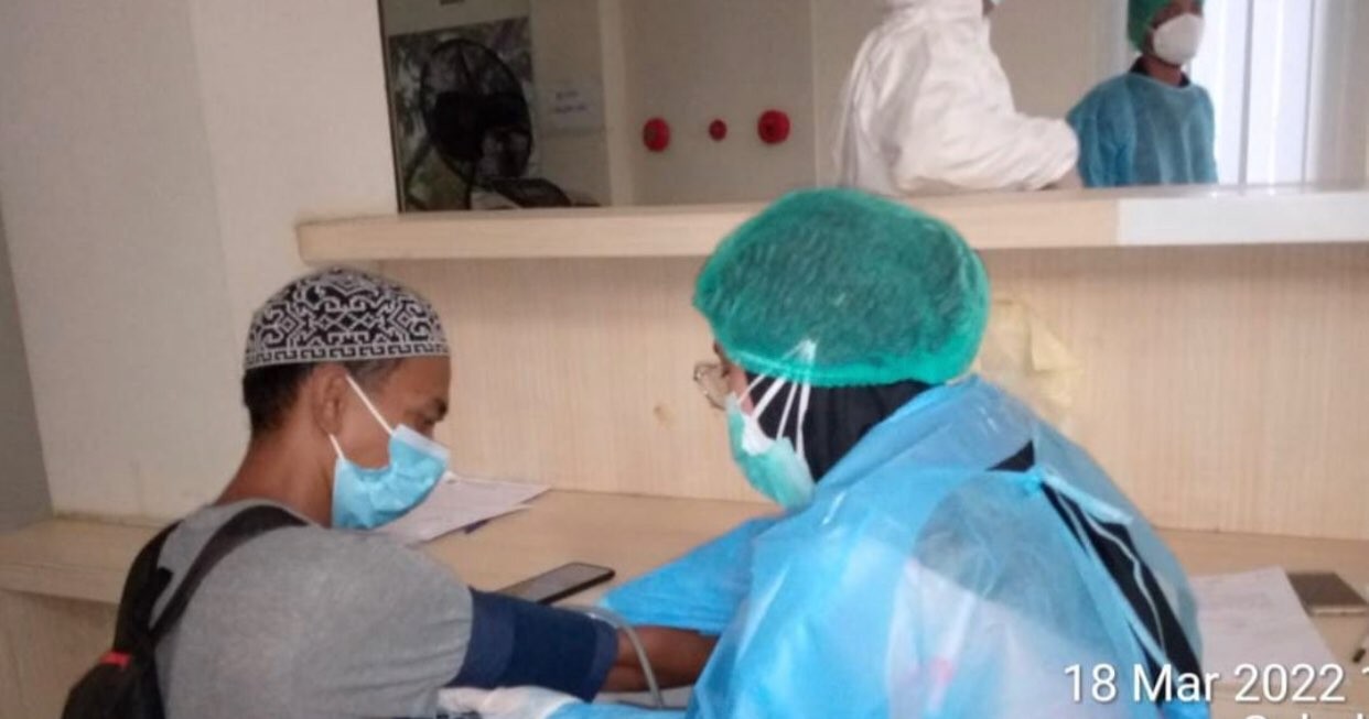 Nakes saat cek kesehatan pasien Covid-19 di RSDL Bangkalan. (Foto: Dok Istimewa)