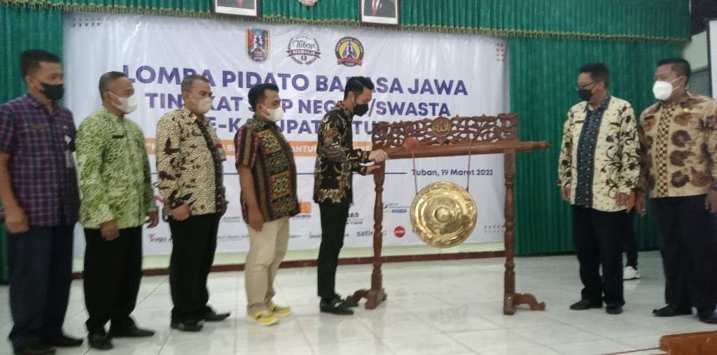 Bupati Tuban, Aditya Halindra Faridzky memukul gong sebagai tanda dibukanya lomba pidato Bahasa Jawa. (Foto: Khoirul Huda/Ngopibareng.id)