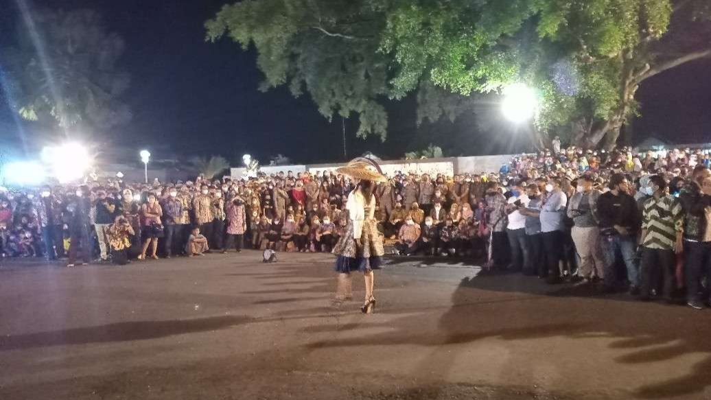 Ribuan warga Kabupaten Tuban menghadiri acara launching Taman Sleko Tuban dan Car Free Night Perdana (Foto: Khoirul Huda/Ngopibareng.id)