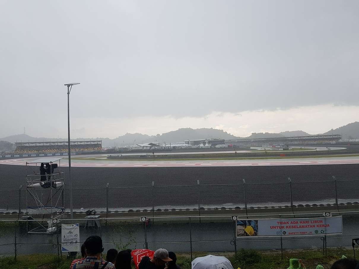 Hujan deras mengguyur Sirkuit Mandalika hanya sesaat sebelum lomba dimulai. (Foto: Yudy Hananta/Ngopibareng.id)