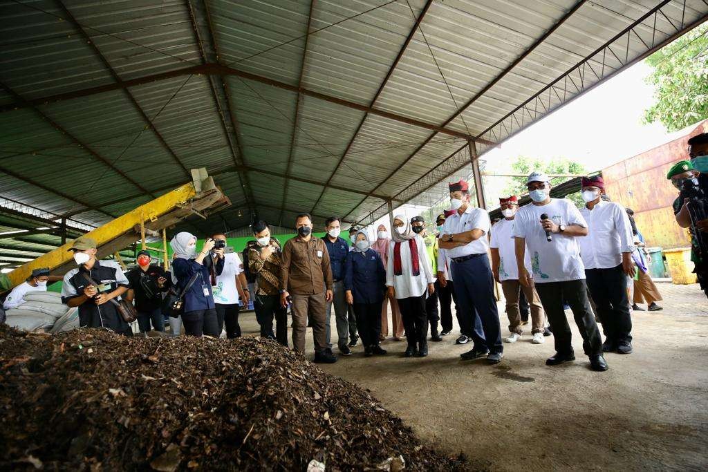 Menkomarves Luhut Panjaitan melihat proses pengolahan sampah di TPS3R di Kecamatan Muncar, Banyuwangi, Jawa Timur. (Foto: Istimewa)