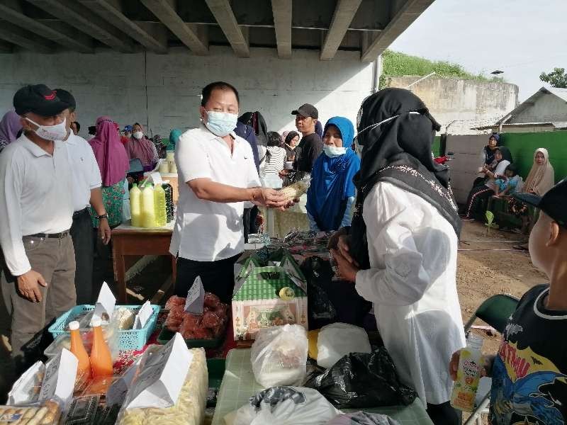 Waki Ketua 1 DPRD Kota Pasuruan, Dedy Tjahjo P membeli produk di Pasar 'Sortol'. (Foto: Laily/Ngopibareng.id)