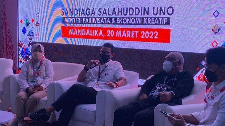Menteri Pariwisata dan Ekonomi Kreatif, Sandiaga Uno saat berada di Media Center Indonesia Mandalika (Foto: Lalu Theo/ngopibareng.id)